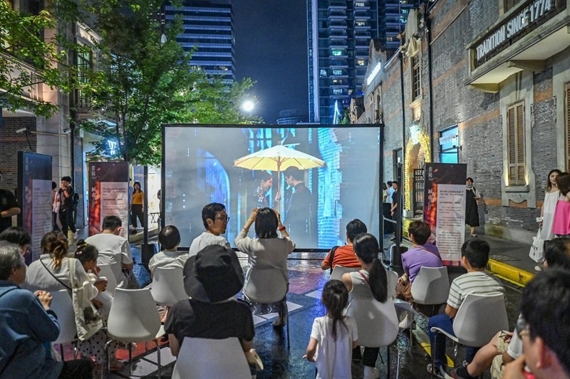 今年上海國(guó)際電影節(jié)“露天電影院”。（圖片來(lái)源：視覺(jué)中國(guó)）