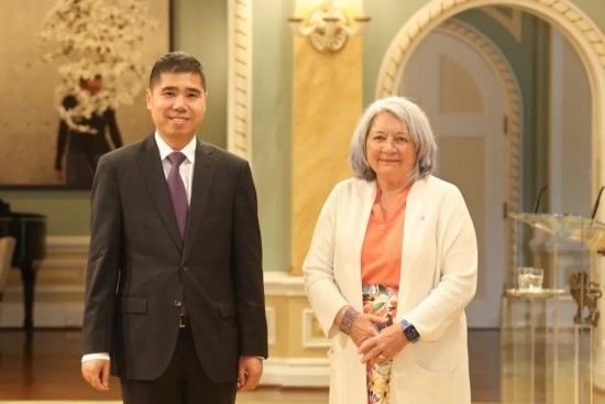 6月26日，中國(guó)駐加拿大大使王鏑向加拿大總督西蒙遞交國(guó)書。