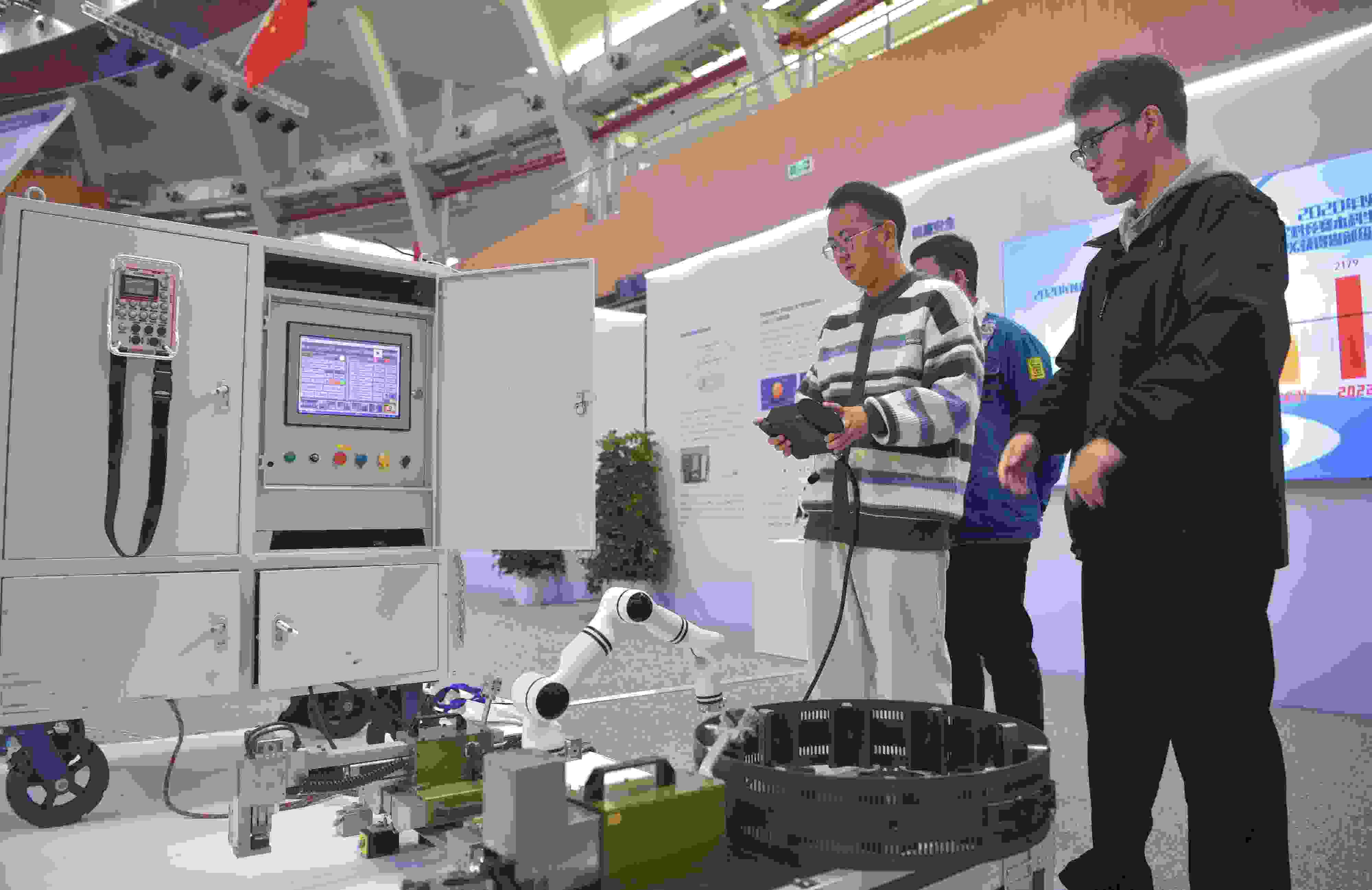 2023年，京南地區(qū)高?？萍汲晒平闀诒本┙ㄖ髮W(xué)大興校區(qū)舉行。圖為高校師生在展示管道全位置焊接機(jī)器人系統(tǒng)成果。