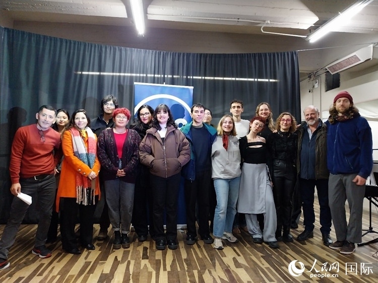 活動現(xiàn)場藝術家合影。人民網(wǎng)記者 許放攝