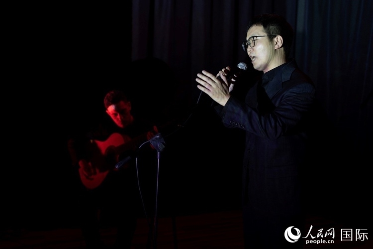 歌曲表演。馬丁·薩巴拉攝