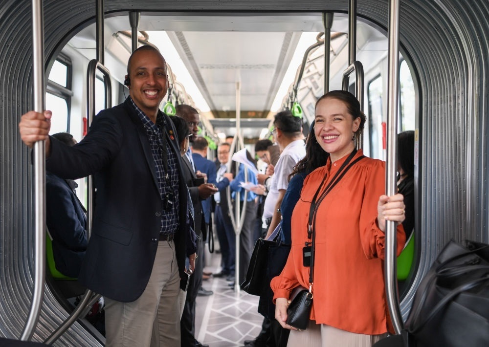 2024年4月22日，拉美和加勒比國家駐華使節(jié)、機構(gòu)代表和記者應(yīng)外交部邀請，在襄陽騰龍汽車有限公司參訪。新華社記者 杜子璇 攝