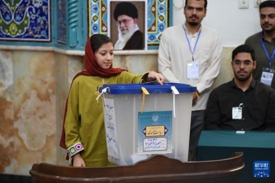 6月28日，伊朗選民在德黑蘭的一處投票站參加總統(tǒng)選舉投票。新華社記者 沙達(dá)提 攝