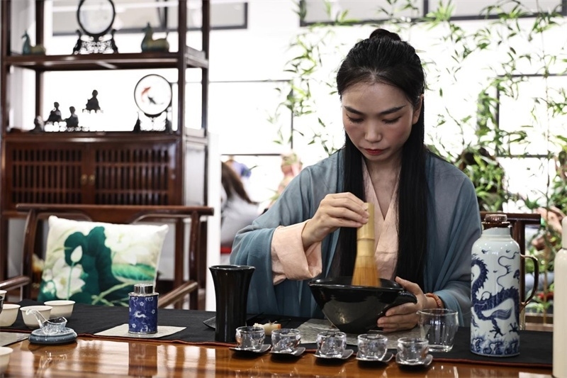 茶藝師現(xiàn)場展示宋式點茶。拉巴特中國文化中心供圖