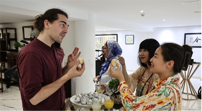 嘉賓品嘗茶葉蛋。拉巴特中國文化中心供圖