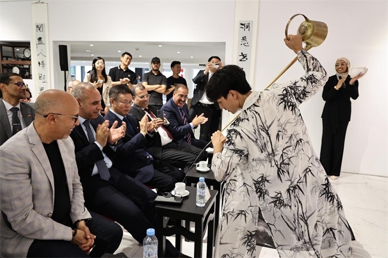 長嘴壺斟茶。拉巴特中國文化中心供圖