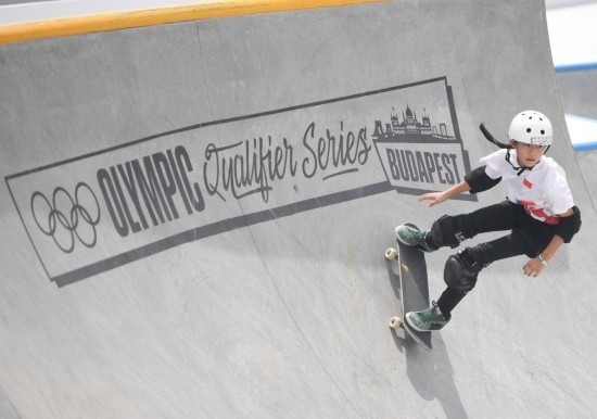 6月20日，鄭好好在比賽中，她在預(yù)賽中最佳成績(jī)?yōu)?2.60分。當(dāng)日，巴黎奧運(yùn)會(huì)資格系列賽布達(dá)佩斯站滑板女子碗池預(yù)賽在布達(dá)佩斯舉行。新華社記者 賀燦鈴 攝