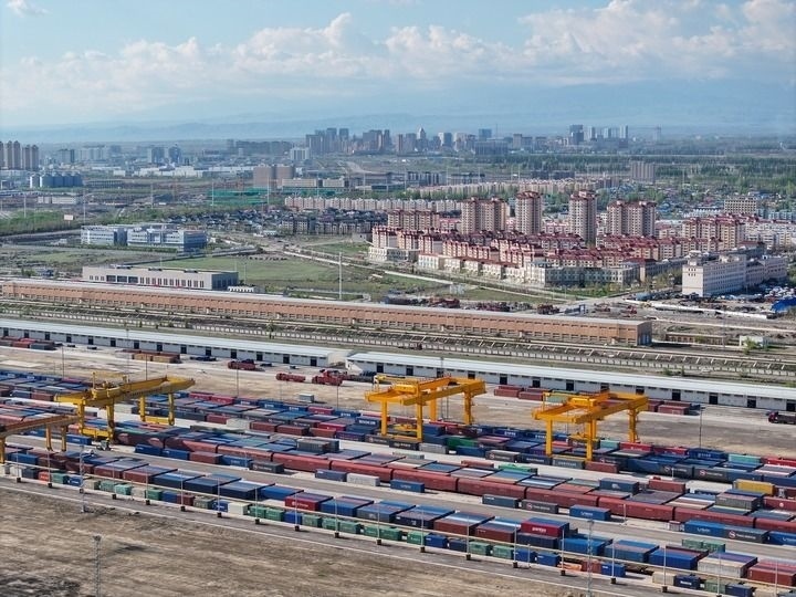 這是2024年4月18日拍攝的霍爾果斯鐵路口岸換裝場(chǎng)（無人機(jī)照片）。新華社記者 趙戈 攝