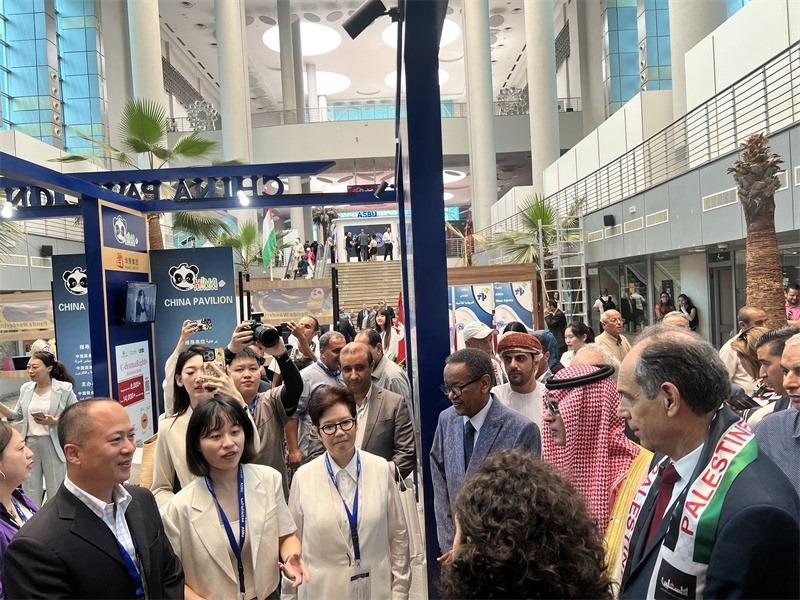 沙特廣播電視局首席執(zhí)行官、阿廣聯(lián)主席穆罕默德（右二）、阿廣聯(lián)秘書長蘇萊曼（右三）等阿拉伯國家嘉賓參觀展臺。主辦方供圖