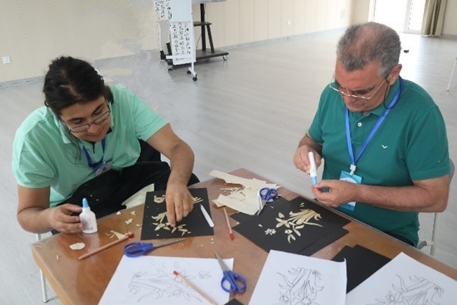 葡萄牙魯班工坊師生制作麥秸畫。