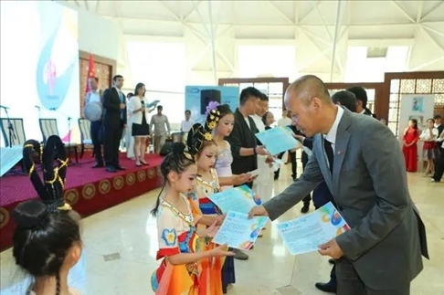 △當(dāng)?shù)貢r間6月27日，2024“未來世界”國際青少年藝術(shù)展演在塔吉克斯坦國家博物館開幕。