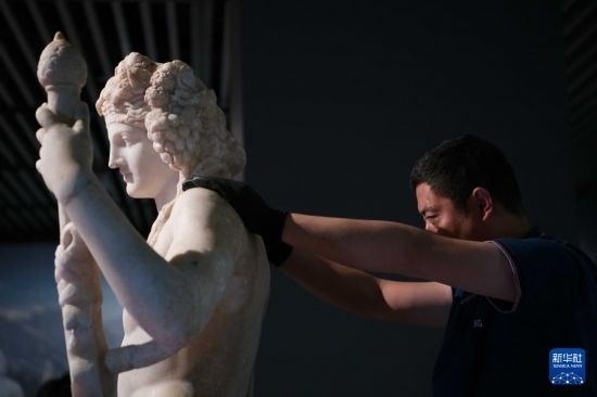 7月2日，工作人員將開箱后的古希臘文物放置在展臺上。新華社記者 張端 攝