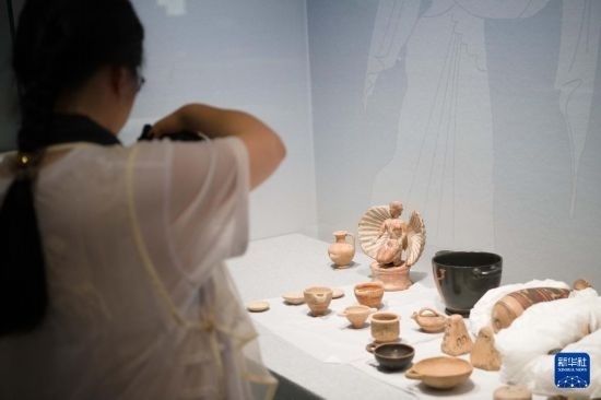 7月2日，開箱后的古希臘文物被工作人員移入展柜。新華社記者 張端 攝