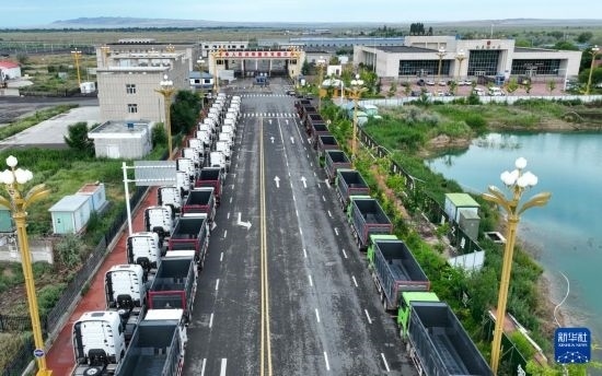 7月2日，車輛在巴克圖口岸有序出境（無人機(jī)照片）。新華社發(fā)（馬丁 攝）