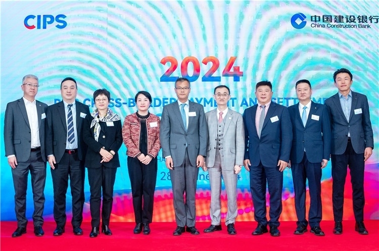 鄭冰開公使與CIPS公司、建行總行以及在南中資銀行合影、留念。（中國建設(shè)銀行約翰內(nèi)斯堡分行供圖）