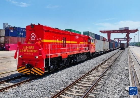 5月29日，在中哈連云港物流合作基地，首列連云港-阿拉木圖“滾裝+班列”跨境多式聯(lián)運專列整裝待發(fā)（無人機照片）。新華社發(fā)（王健民 攝）