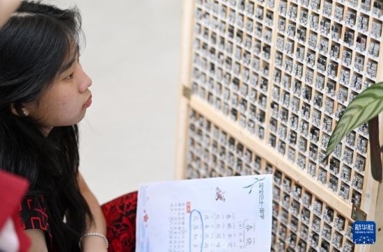 7月3日，外國學生在了解中國的活字印刷。新華社記者 李然 攝