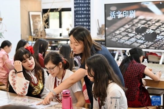 7月3日，外國學生在了解中國文化。新華社記者 李然 攝