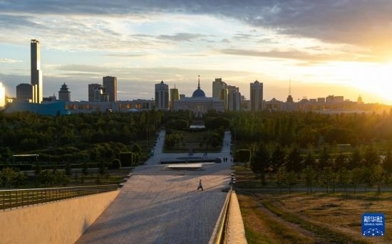 這是7月2日拍攝的哈薩克斯坦首都阿斯塔納的天際線。新華社記者 白雪騏 攝