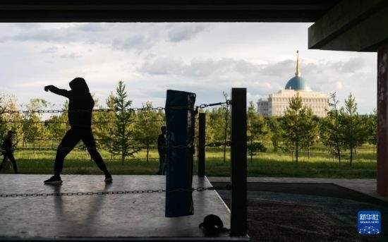 7月2日，在哈薩克斯坦首都阿斯塔納，一名男子在橋下運動場練習拳擊。新華社記者 白雪騏 攝