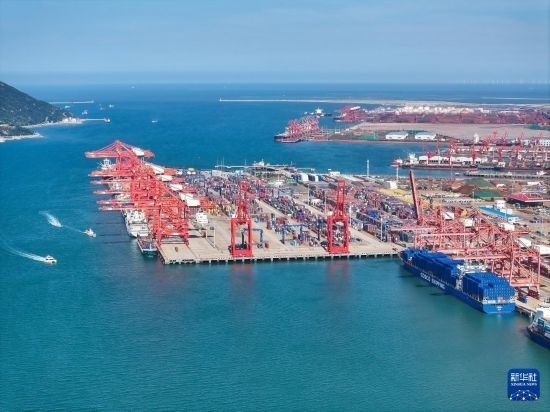 6月26日，貨輪?？吭谶B云港港集裝箱碼頭（無人機照片）。新華社記者 季春鵬 攝