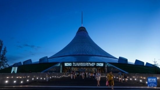 這是7月1日在哈薩克斯坦首都阿斯塔納拍攝的“可汗之帳”購(gòu)物中心。新華社記者 王建華 攝