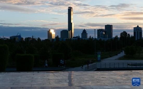 這是7月2日拍攝的哈薩克斯坦首都阿斯塔納市中心的建筑群。新華社記者 白雪騏 攝