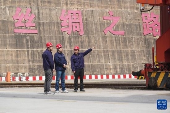 中哈兩國工作人員在中哈連云港物流合作基地交流（2023年5月10日攝）。新華社記者 季春鵬 攝