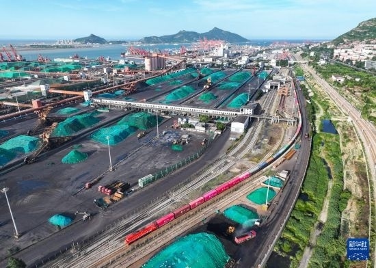 6月26日，“韓國-連云港-中亞”國際多式聯(lián)運班列從中哈連云港物流合作基地出發(fā)，駛往哈薩克斯坦、烏茲別克斯坦（無人機照片）。班列運載的55個大柜此前于6月13日從韓國境內發(fā)出，經(jīng)釜山港海運抵達連云港后轉由鐵路運輸。新華社記者 季春鵬 攝