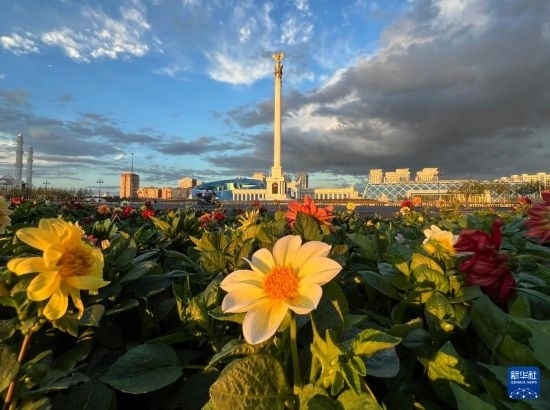 這是7月2日拍攝的哈薩克斯坦首都阿斯塔納獨立廣場。新華社記者 岳月偉 攝