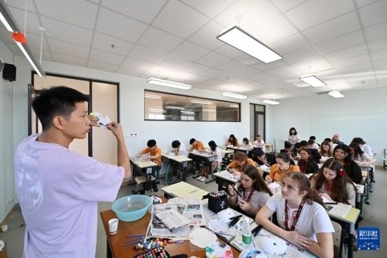 7月3日，外國學生在學習繪制京劇臉譜。新華社記者 李然 攝