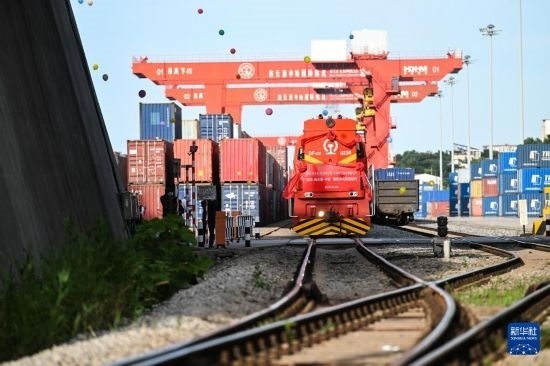 6月26日，“韓國-連云港-中亞”國際多式聯(lián)運班列從中哈連云港物流合作基地出發(fā)，駛往哈薩克斯坦、烏茲別克斯坦。班列運載的55個大柜此前于6月13日從韓國境內發(fā)出，經(jīng)釜山港海運抵達連云港后轉由鐵路運輸。新華社記者 季春鵬 攝