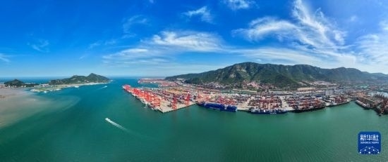 6月26日，貨輪停靠在連云港港集裝箱碼頭（無人機照片）。新華社記者 季春鵬 攝