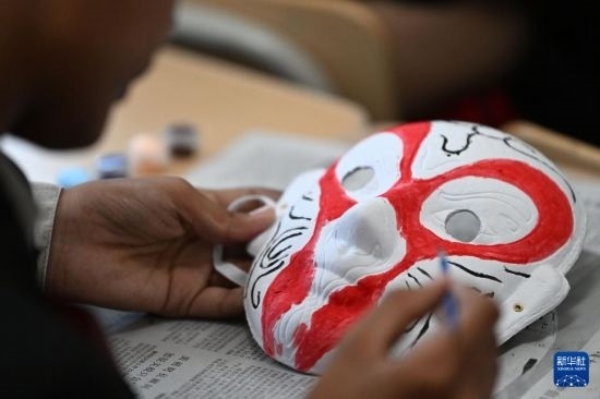 7月3日，外國學生在繪制京劇臉譜。新華社記者 李然 攝