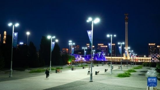 這是7月2日在哈薩克斯坦首都阿斯塔納拍攝的獨(dú)立廣場(chǎng)上的紀(jì)念柱（右后）。新華社記者 王建華 攝