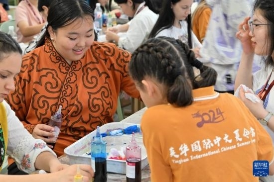 7月3日，外國學生在了解中國的染布技術。新華社記者 李然 攝