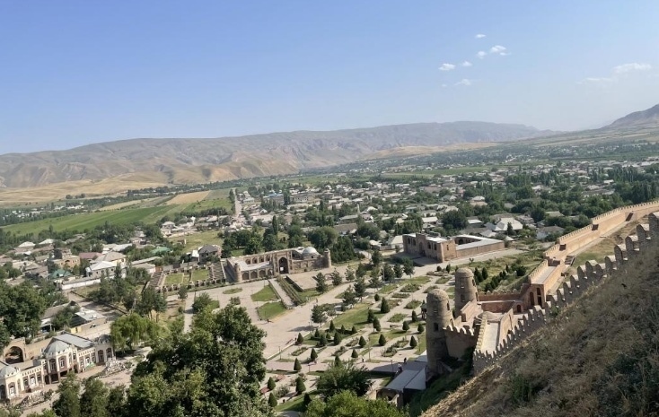 位于塔吉克斯坦杜尚別西北的吉薩爾古城，有著3000多年歷史。有研究認(rèn)為，張騫出使大宛回程途中曾經(jīng)過此地。圖為從吉薩爾古城城墻俯瞰城門與市鎮(zhèn)。本報記者 曲頌 攝