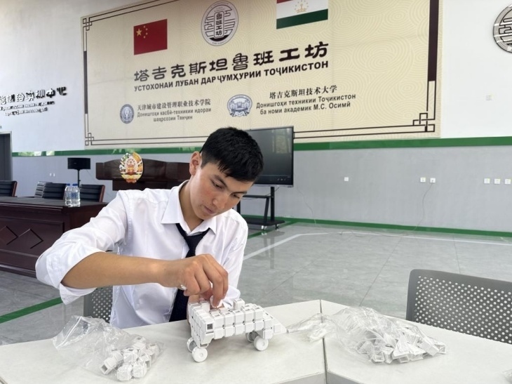在塔吉克斯坦魯班工坊內(nèi)，學(xué)員正在操作能力源創(chuàng)新套件。本報記者 屈佩 攝