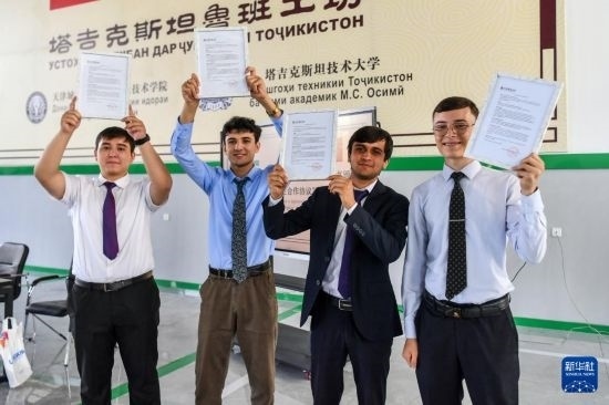 7月3日，在塔吉克斯坦首都杜尚別，魯班工坊赴華留學(xué)生展示錄取通知書。新華社記者 曹陽 攝