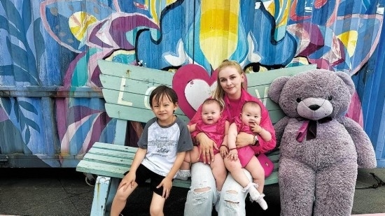 娜塔利亞·莫伊塞耶娃和三個孩子在江蘇宜興。