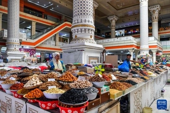 這是6月27日在塔吉克斯坦首都杜尚別拍攝的大巴扎內(nèi)景。新華社記者 曹陽 攝