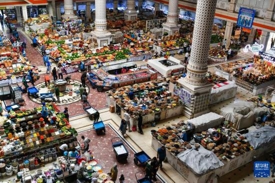 這是6月27日在塔吉克斯坦首都杜尚別拍攝的大巴扎內(nèi)景。新華社記者 曹陽 攝