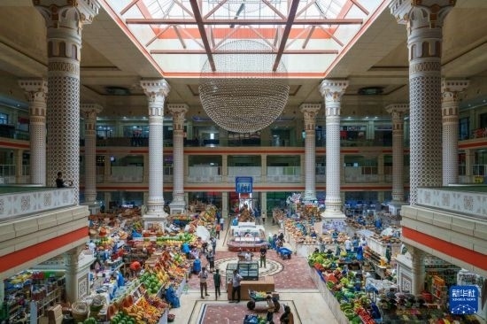 這是7月1日在塔吉克斯坦首都杜尚別拍攝的大巴扎內(nèi)景。新華社記者 周荻瀟 攝