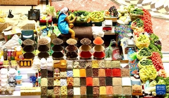 這是7月3日在塔吉克斯坦首都杜尚別拍攝的大巴扎內(nèi)景。新華社記者 姚大偉 攝