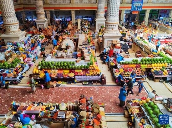 這是7月3日在塔吉克斯坦首都杜尚別拍攝的大巴扎內(nèi)景。新華社記者 燕雁 攝