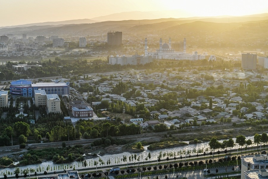 這是2024年6月26日拍攝的塔吉克斯坦首都杜尚別城市風光。新華社記者 曹陽 攝