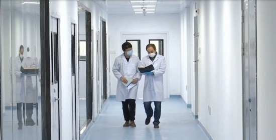 中國(guó)科學(xué)院贛江創(chuàng)新研究院科研人員在交流。（贛州市贛縣區(qū)融媒體中心供圖）