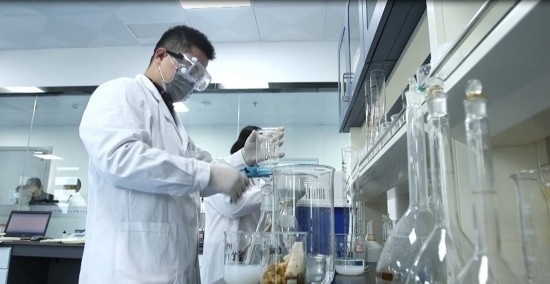 中國(guó)科學(xué)院贛江創(chuàng)新研究院科研人員在做實(shí)驗(yàn)。