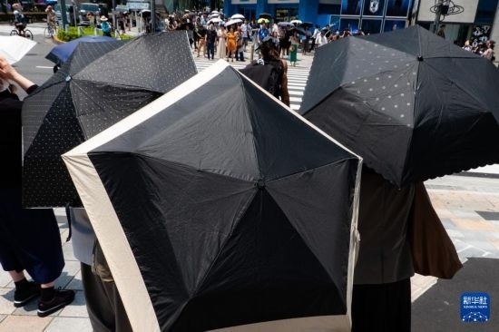 7月4日，人們在日本東京原宿的街道上等待紅綠燈。新華社記者 張笑宇 攝