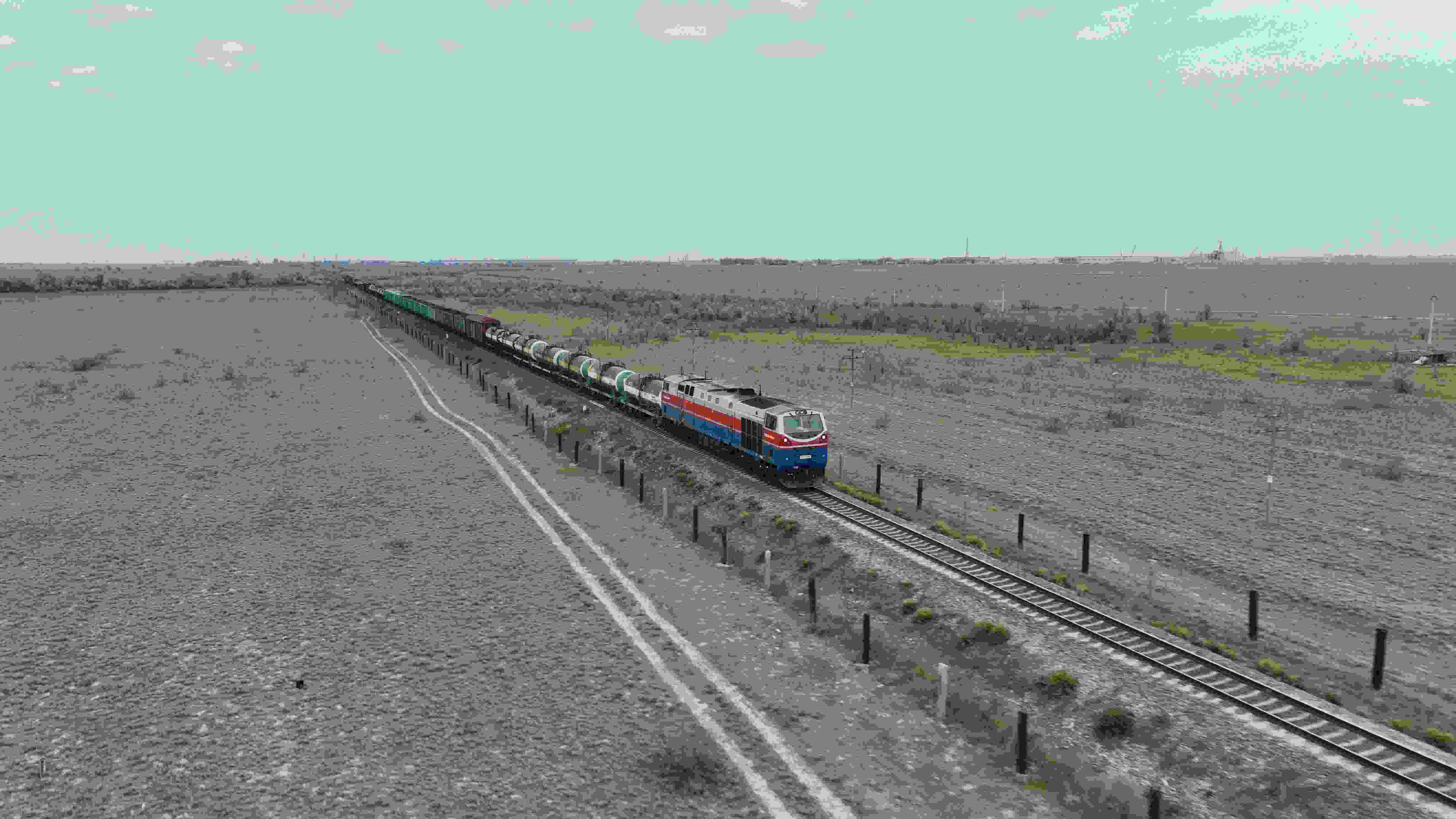 △ 2023年5月12日，在哈薩克斯坦阿拉木圖附近，貨運(yùn)列車馳騁于阿拉木圖與中國(guó)霍爾果斯間（無(wú)人機(jī)照片）。